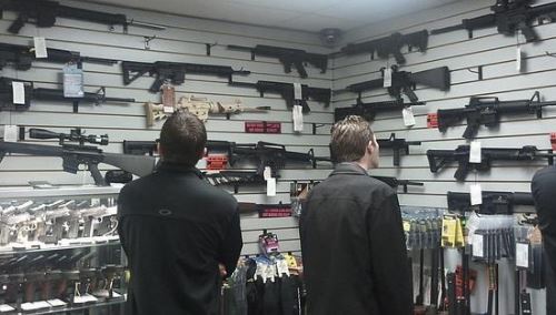 Juez de EEUU levantó prohibición de comprar pistolas a menores de 21 años