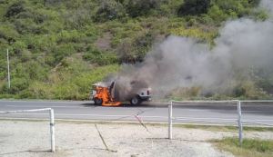 Reportaron el incendio de una camioneta en Naiguatá este #13Jul (Video)