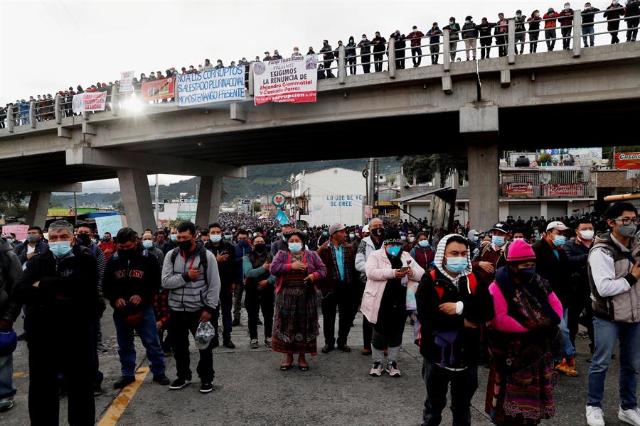 Guatemaltecos bloquean carreteras y exigen la renuncia del presidente y la fiscal (FOTOS)