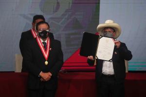 Pedro Castillo recibió las credenciales de presidente electo en Perú
