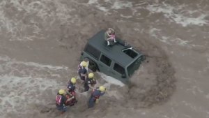 Impactante rescate de un hombre y sus dos hijas atrapados por fuertes inundaciones en EEUU (VIDEO)