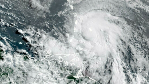 Elsa se degrada de nuevo a tormenta tropical antes de tocar tierra en Florida