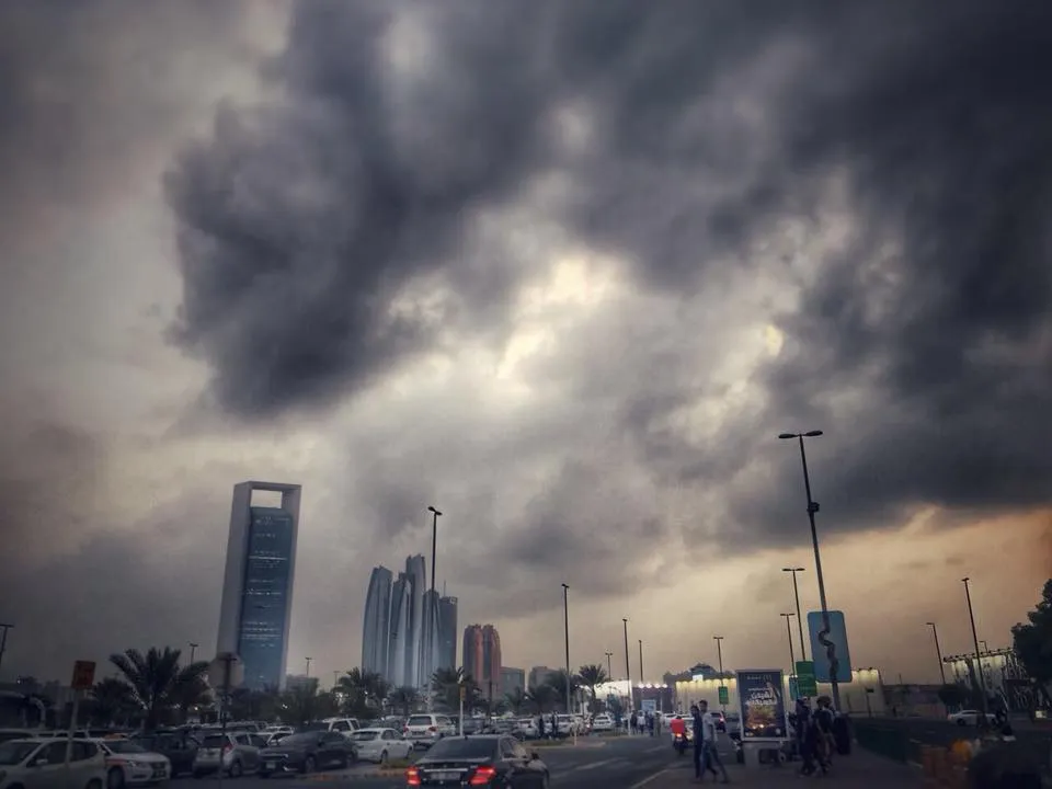 EN VIDEO: Nueva tecnología provocó lluvias artificiales en Emiratos Árabes Unidos en medio de una terrible ola de calor