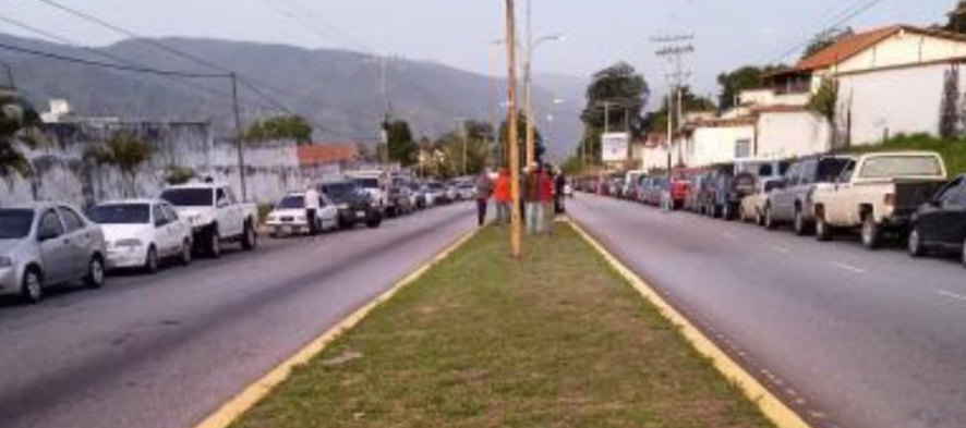 EN FOTO: La cola por gasolina en Mérida que muestra la verdadera cara del desastre #18Jul
