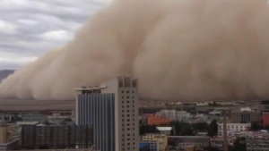 EN VIDEO: Una gigante tormenta de arena “arropó” toda una ciudad china