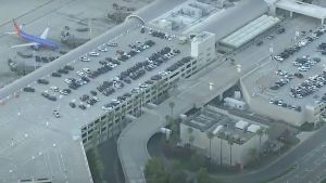 Suspenden los vuelos en el aeropuerto de California: Evacuan a las personas tras robo de un vehículo cerca de la pista