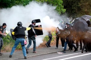 Estalla la violencia en Portland: Extremistas políticos se enfrentan entre balas y golpes