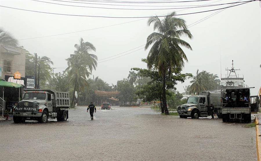 Huracán Nora se degradó a tormenta tropical en la costa del Pacífico mexicano