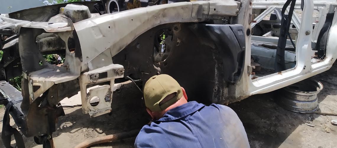 Para rebuscarse, tachirenses venden carros viejos como chatarra en la frontera