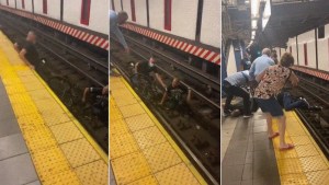 Salvan a un hombre en silla de ruedas atascado en una vía segundos antes de la llegada del tren (VIDEO)