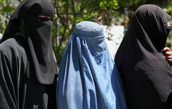 La ONU pide reunión con talibanes tras orden “contradictoria” sobre el uso obligatorio del burka