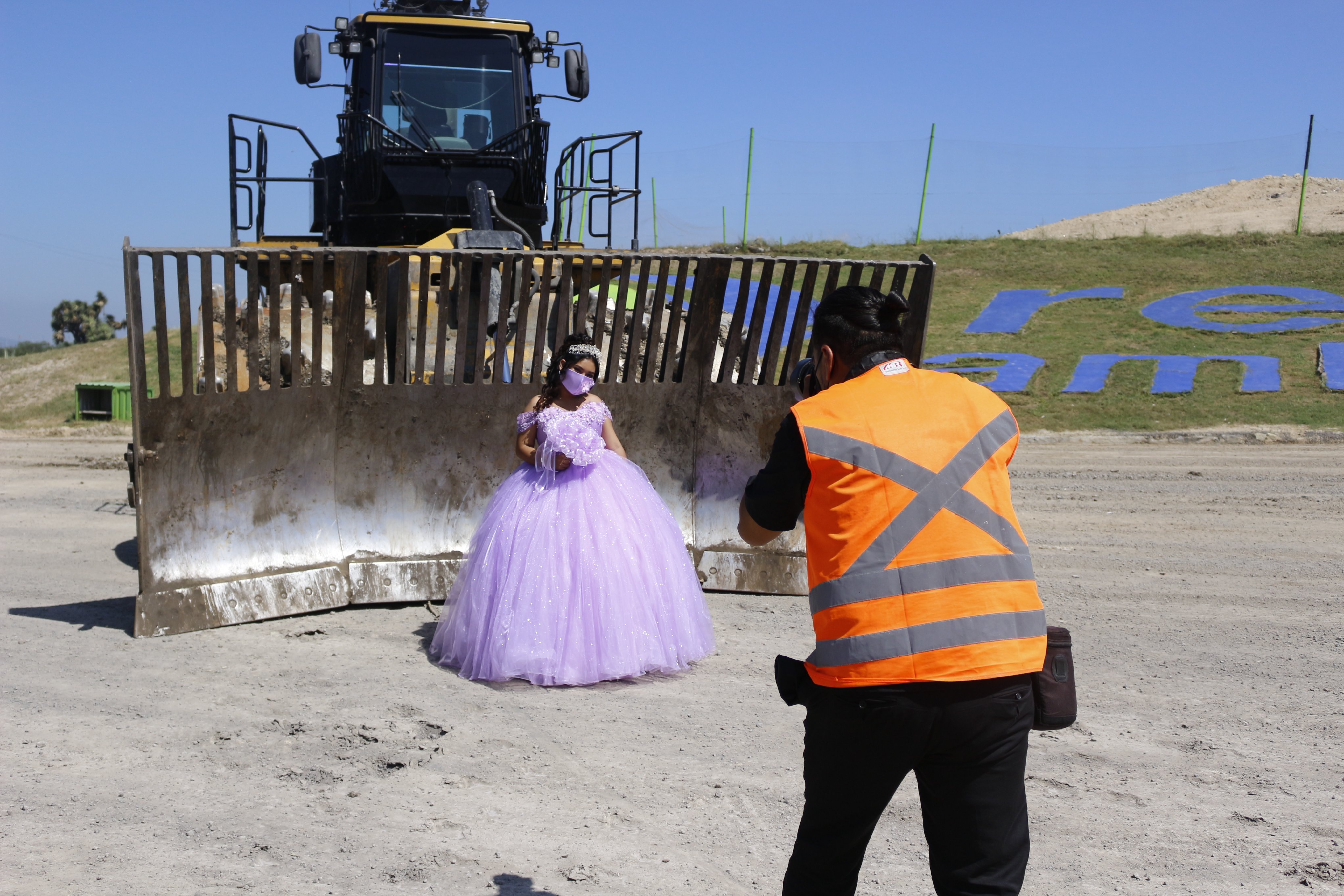 ¡Qué tierna! Una quinceañera hizo su sesión de FOTOS en un basurero de México por esta noble razón