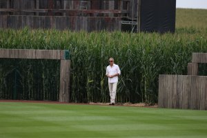 El actor Kevin Costner recibió a los jugadores de Yankees y White Sox en el “Campo de los Sueños” (VIDEO)