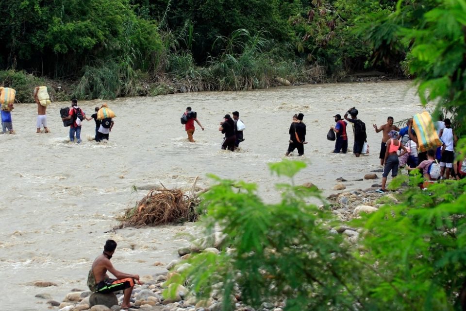 Venezolanos cruzan la peligrosa selva de Darién para llegar a Panamá