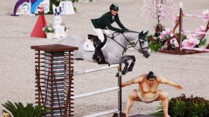 Polémica en los Juegos Olímpicos por un muñeco de sumo que asusta a los caballos (Fotos)