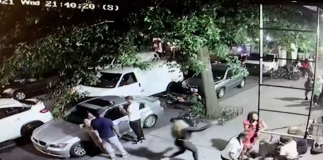 El escalofriante momento en que una mujer ejecutó a otra por la espalda en plena calle en Brooklyn (VIDEO)