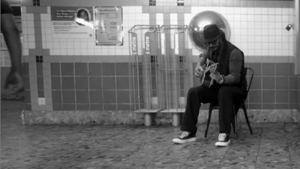 Ricardo Arjona cantó en el metro de Nueva York… pero nadie lo reconoció (VIDEO)
