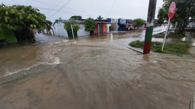 Desbordamiento del río Cauca en Colombia tiene en peligro a 500 mil familias tras fuertes lluvias