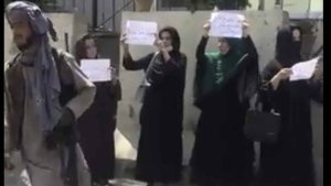 La primera protesta femenina en la capital de Afganistán tras la toma de los talibanes (VIDEOS)