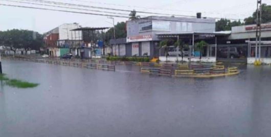 Una piscina en las calles de Apure, el resultado de dos horas de lluvia (Fotos y video)