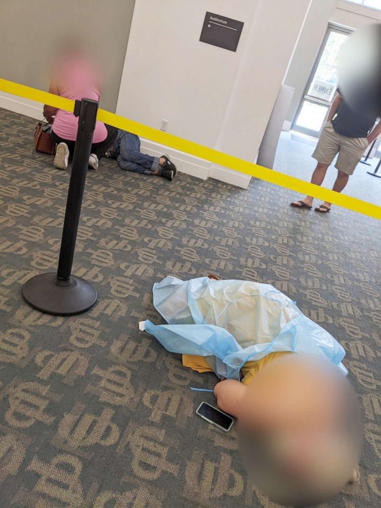 VIRAL: En una biblioteca de Florida, pacientes con Covid-19 yacen en el piso a la espera de un tratamiento