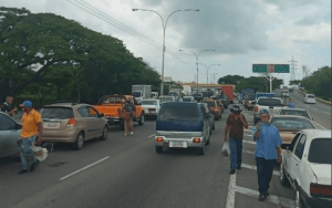 Reportan fuerte retraso vehicular en la Autopista Regional del Centro #5Ago (Foto)