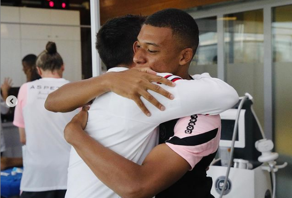 EN FOTOS: Así fue el abrazo de bienvenida al PSG que le dio Mbappé a Messi