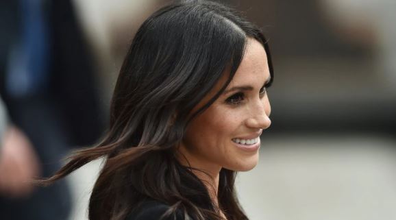 “La chica del maletín”: el trabajo televisivo que avergüenza a Meghan Markle (FOTOS)