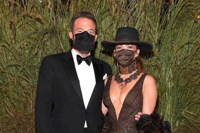 El apasionado beso con mascarilla de Jennifer Lopez y Ben Affleck en la MET Gala 2021 (FOTOS)