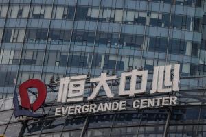 Banco central de China afirma que riesgos por Evergrande son “controlables”