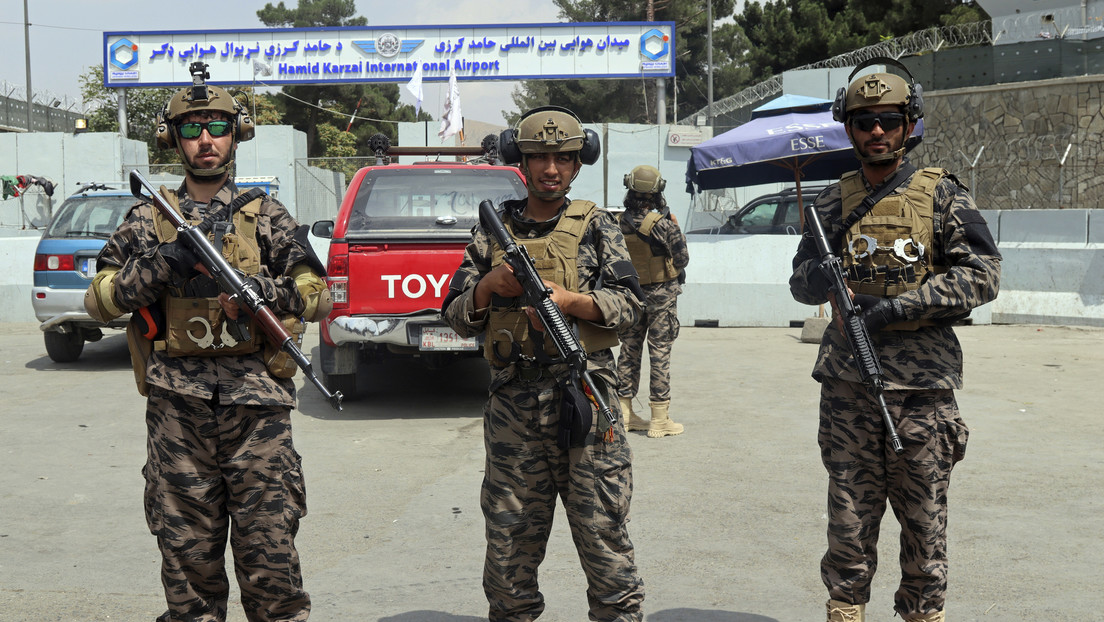 Captan EN VIDEO a varios talibanes usando uniformes estadounidenses en el aeropuerto de Kabul