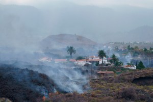 La lava ralentiza su avance destructivo en la isla de La Palma
