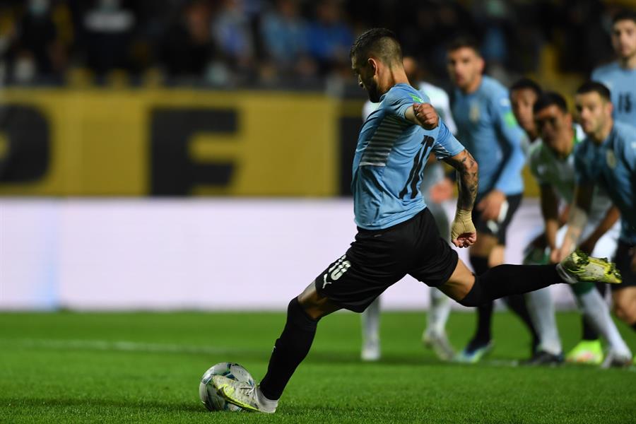 Con doblete de De Arrascaeta, Uruguay sacudió ante Bolivia su mala racha