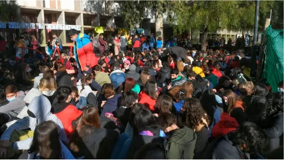 Conmoción en Argentina: Una alumna se lanzó del segundo piso de su colegio frente a la mirada de sus compañeros