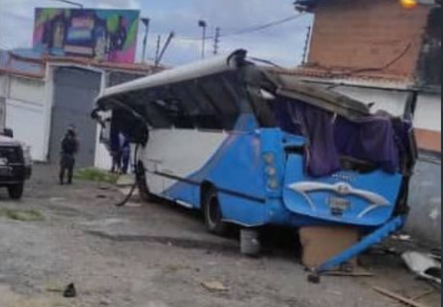 Al menos un muerto dejó choque de un autobús en El Junquito