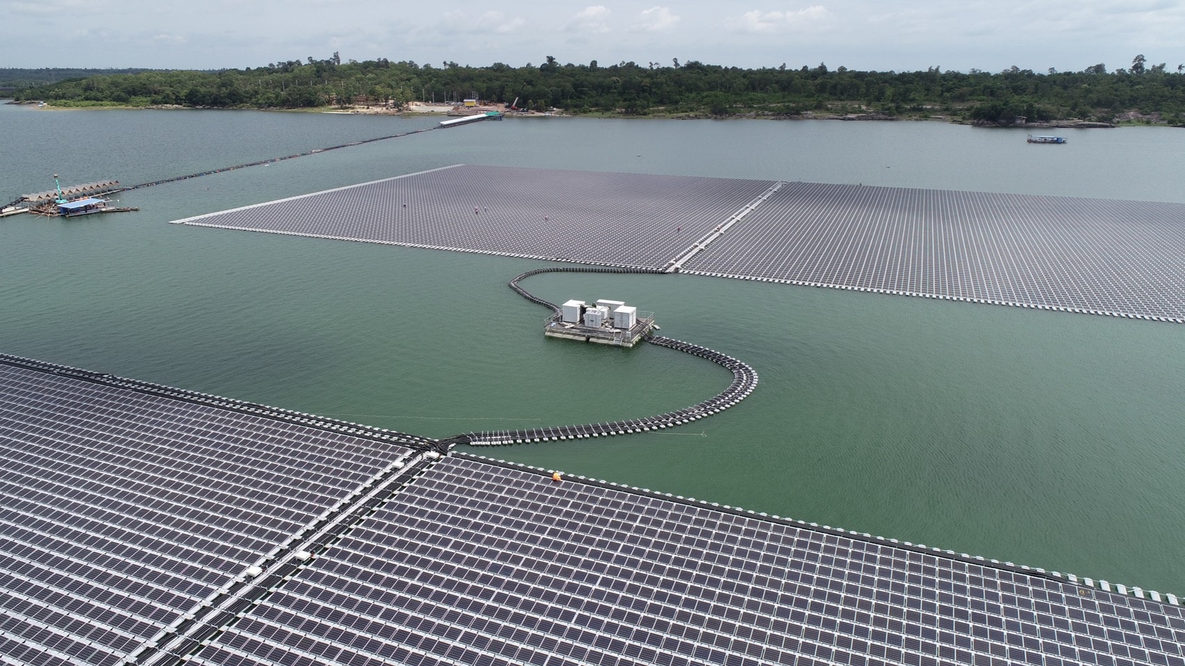 El proyecto solar flotante ‘más grande’ de Tailandia entra en funcionamiento