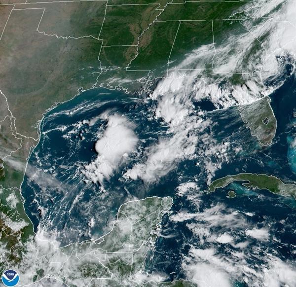 Larry bajó a huracán de categoría 1 y Mindy se alejó de la costa sureste de EEUU