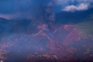 La erupción del volcán de la Cumbre Vieja continúa, con fases más explosivas, tras arrasar 240 hectáreas