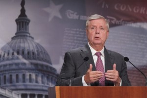 Senador republicano cree que la Casa Blanca miente sobre los estadounidenses varados en Afganistán
