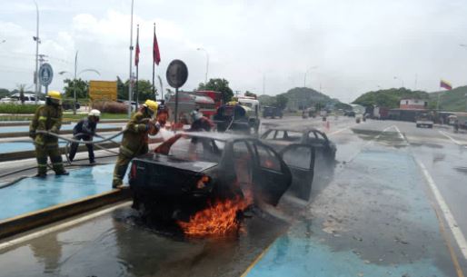 EN VIDEO: El incendio que se generó en Carabobo tras colisión de dos vehículos