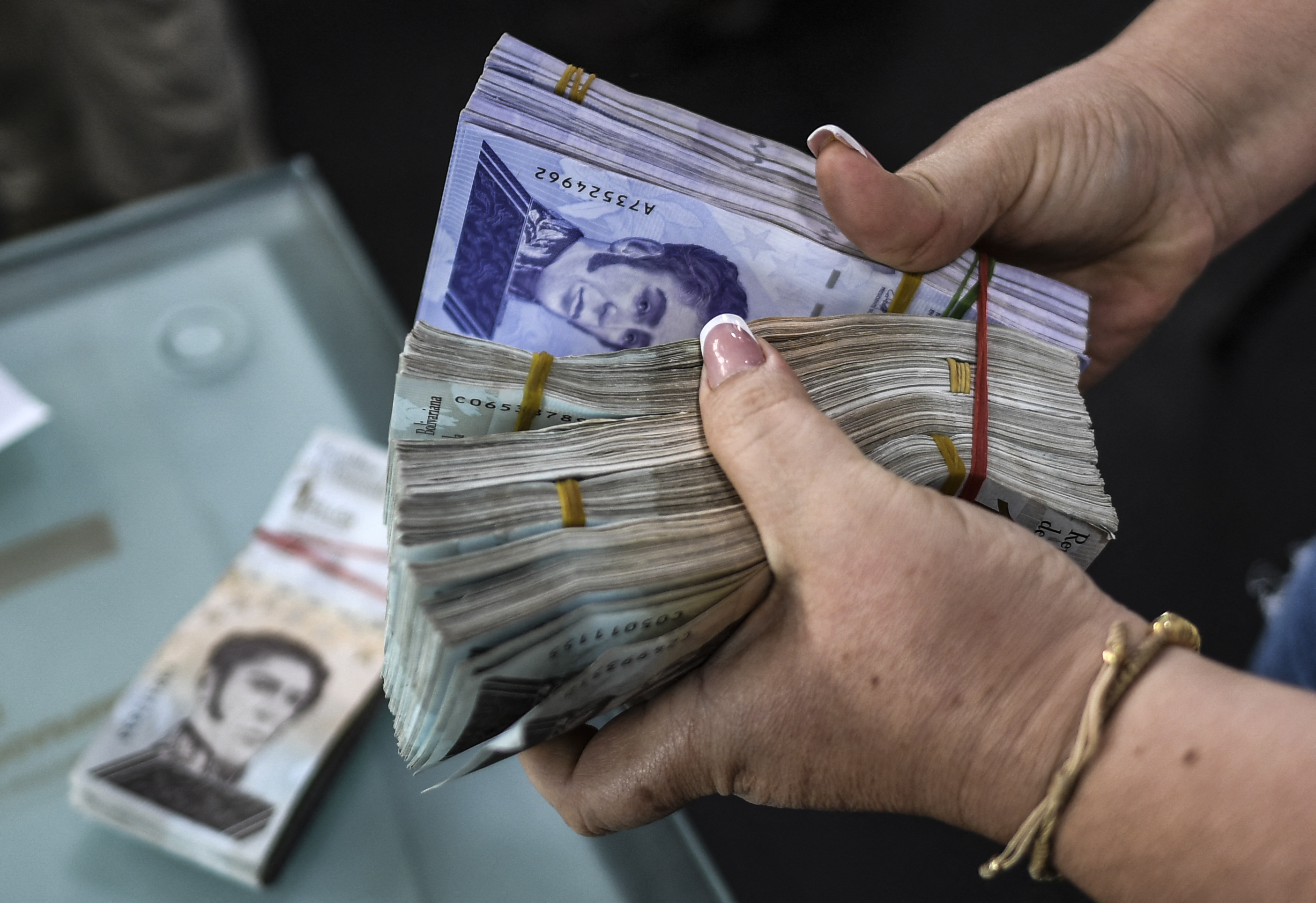 Aumentos salariales en Venezuela tras reconversiones ¿Cuánto tardaron en anunciarlos?