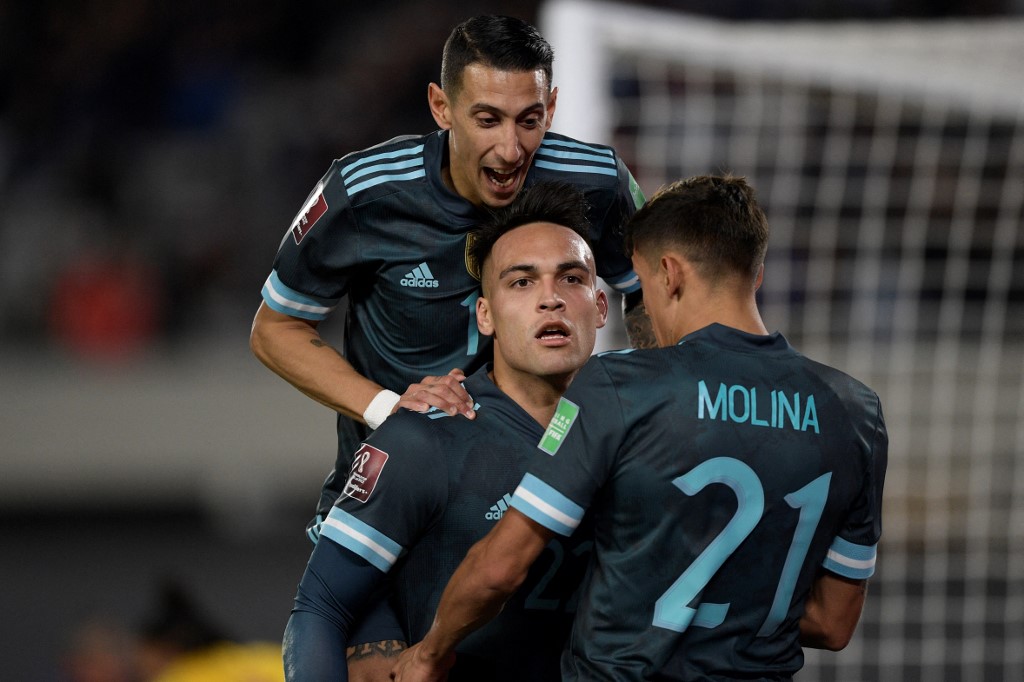Argentina le sacó ocho puntos al tercero de la tabla tras vencer a Perú