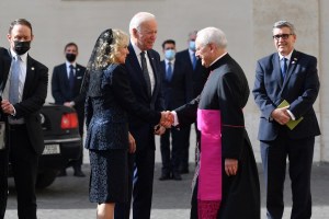 El papa Francisco y Joe Biden charlaron en privado unos 75 minutos en una histórica visita