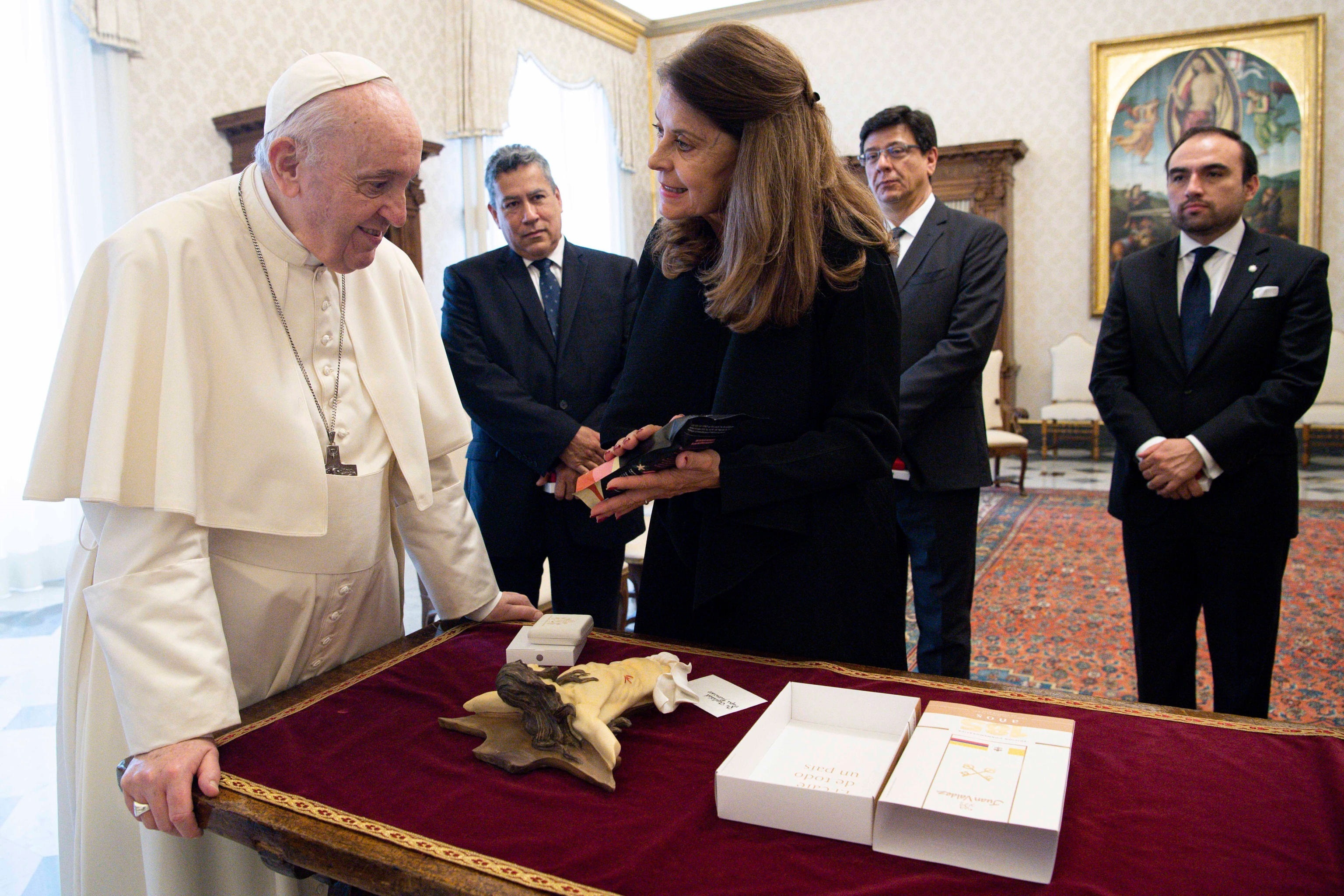 La vicepresidenta colombiana habla con el papa Francisco de pobreza y narcotráfico