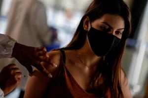 “Estamos venciendo a la pandemia”: Río de Janeiro se libera de las mascarillas al aire libre