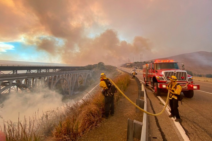 Incendio en el sur de California provocó el cierre de carreteras y obligó a evacuaciones