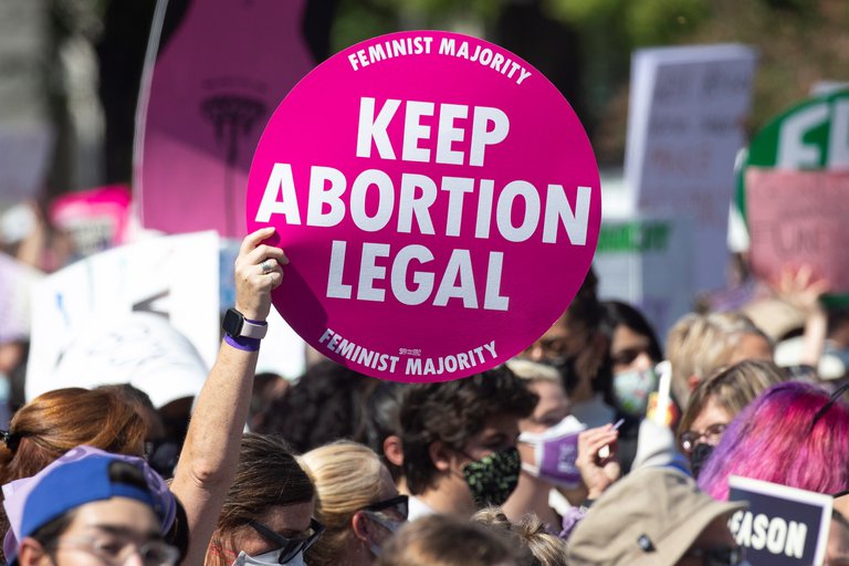 California entra en batalla por derecho al aborto en EEUU con plan de defensa