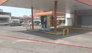 Una sola estación de servicio está surtiendo gasolina en Puerto La Cruz este #5Oct