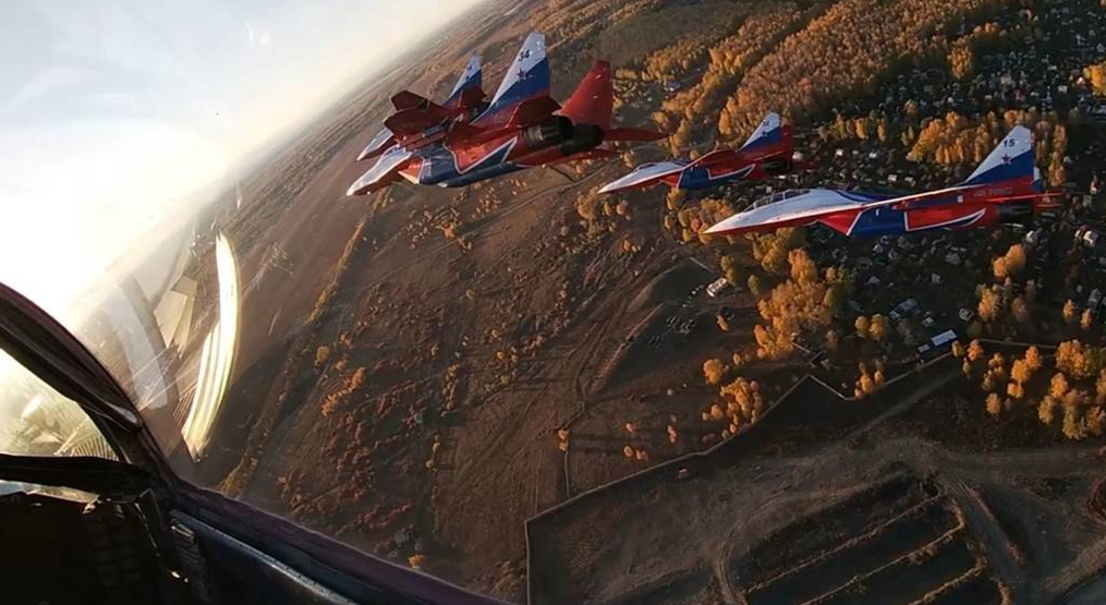 A más de 500 km/h los pilotos militares rusos realizan acrobacias aéreas con cazas MiG-29 (VIDEO)
