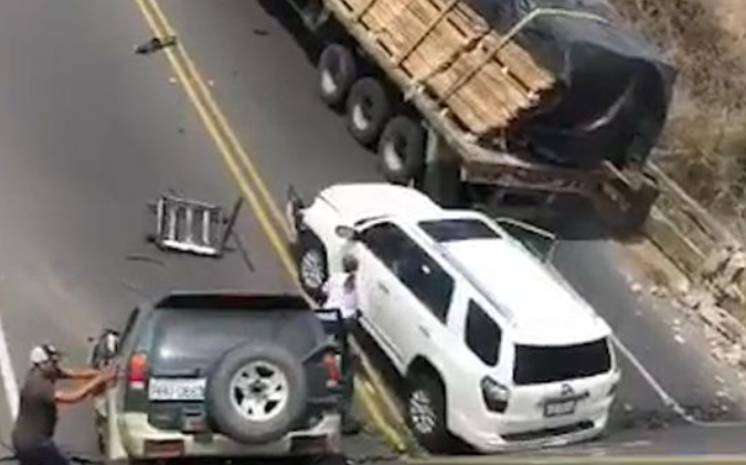 Colapsó un puente en Ecuador y dejó atrapados a camiones y autos (VIDEOS)
